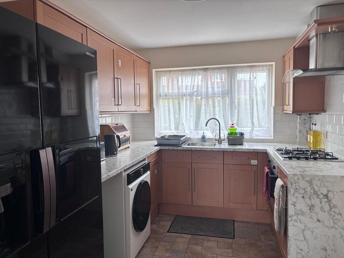 Super Contractor Stay 6 king beds parking & Wi‑Fi3