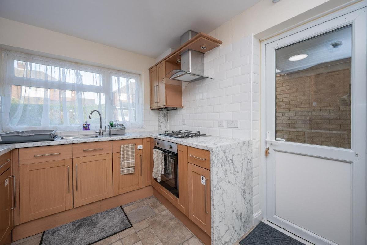 Super Contractor Stay 6 king beds parking & Wi‑Fi4