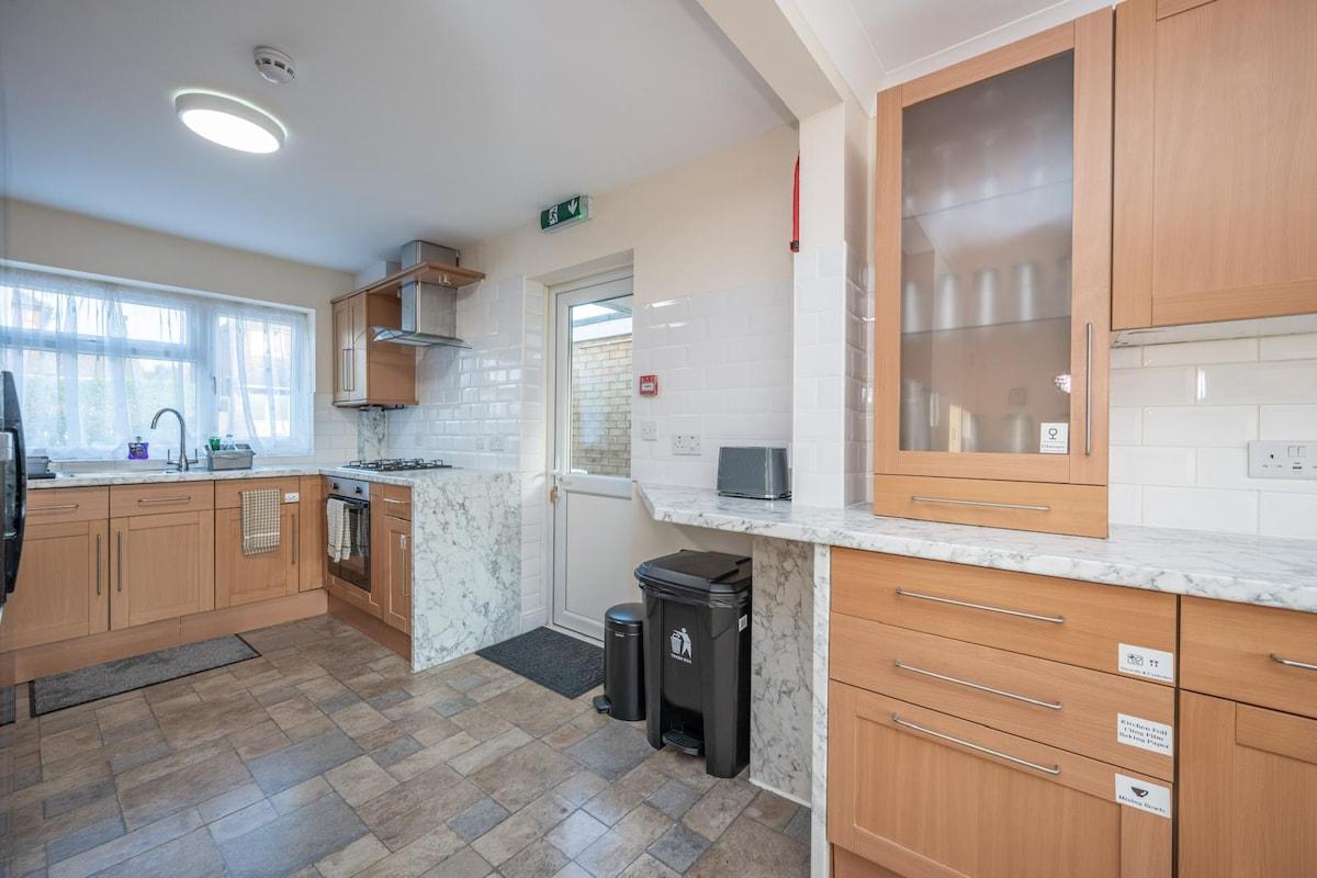 Super Contractor Stay 6 king beds parking & Wi‑Fi5