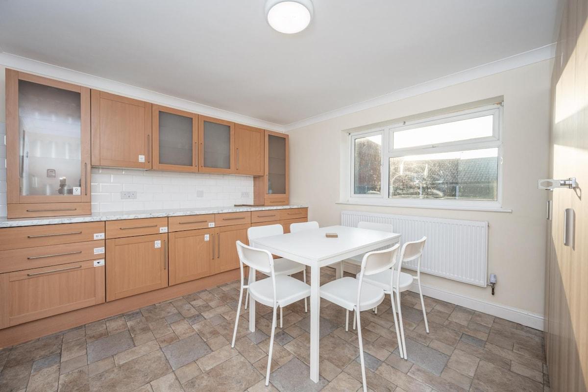 Super Contractor Stay 6 king beds parking & Wi‑Fi6